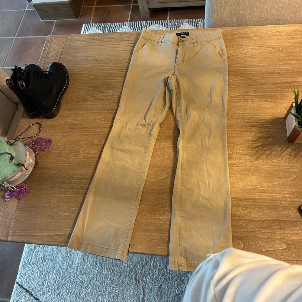 Aeropostale Classic Khaki Pants - Picture 4 of 7